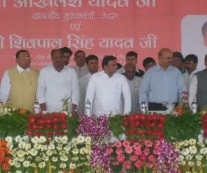UP Cm akhilesh to break record by plant saplings