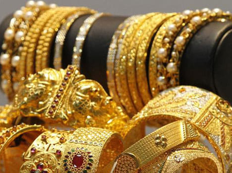 Gold dips below Rs 26,000; hits over 3 mth low on global cues