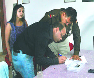 showing knife and 18 Lakh robbery in daylight