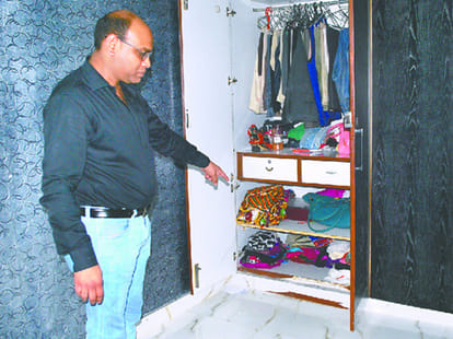 showing knife and 18 Lakh robbery in daylight