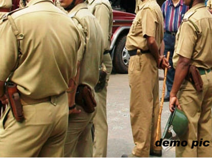 DIG interacts with students in kanpur