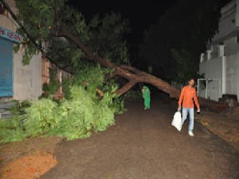light gone of five sub stations reason of raining