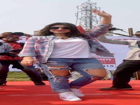 Amisha disheveled notes the glamor of the king, magic
