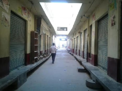 Traders commotion at the police station, protesting