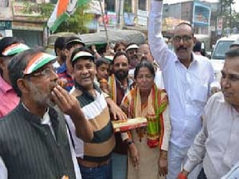 Congress workers celebrating