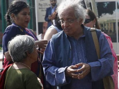 10 writers agreed to accept awards they returned in protest of intolerance