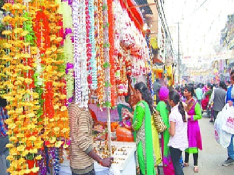 The market attired, Dhanteras today