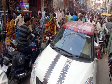  The market crowd, traffic system collapsed