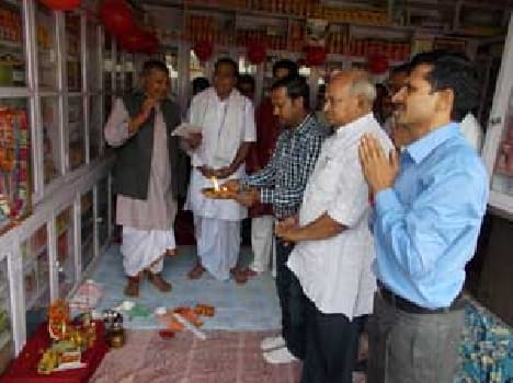 Worshiped the Lord with Vedic mantras Dnwantri