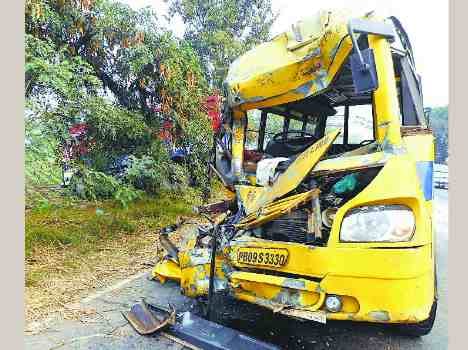 school bus and truck accident in punjab, driver dead