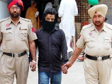 man entered in gurudwara to insult granth sahib