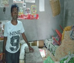 Retired teacher's family Hostage robbed