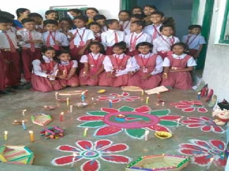 The children decoratedRangoli tpre-Diwali 