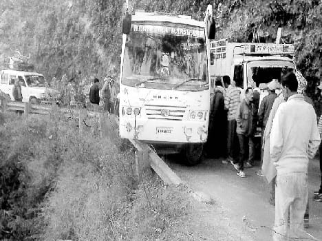 pillar crashed into the bus, major tragedy averted