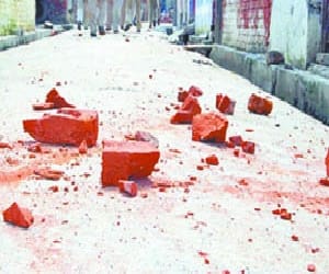stone pelting by nakal mafia in goverdhan