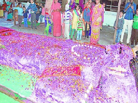 Descended faithful worship Govardhan