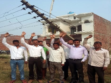 avas vikas colony: light pole break, wire damage