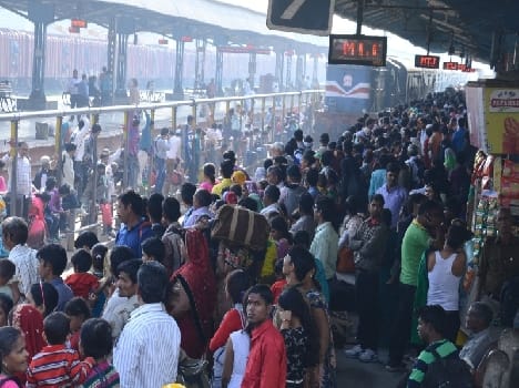 heavy crowd on last day of deepawali in mathura 