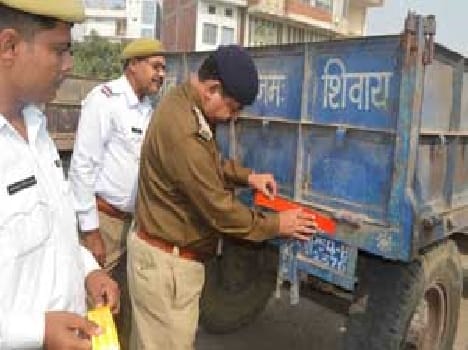 Reflectors mounted on vehicles