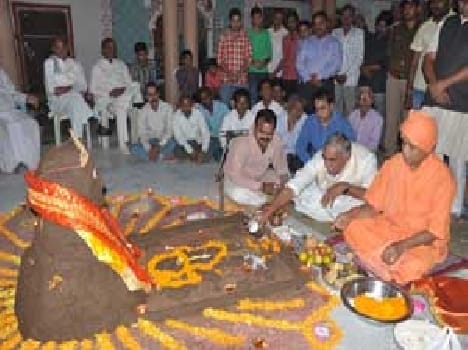 Crowds of faithful gathered in Govardhan Puja