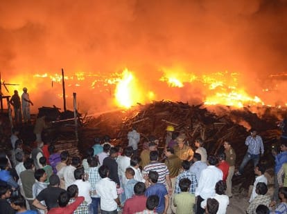 200 houses burned in a fire in Lucknow.