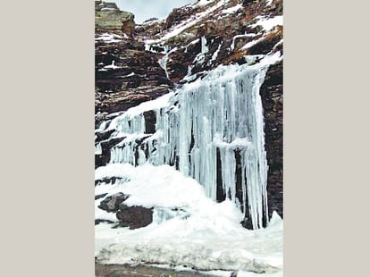 Mercury dips himachal lakes begin to freeze.