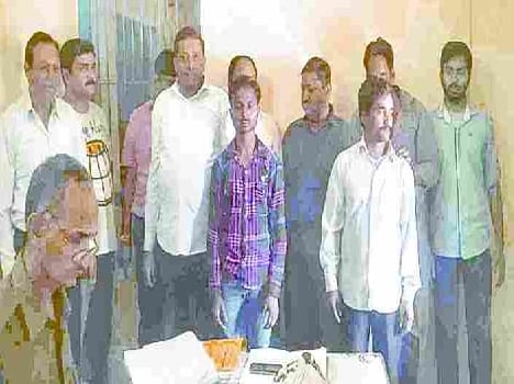 11 gamblers arrested by police of the officer's relative house