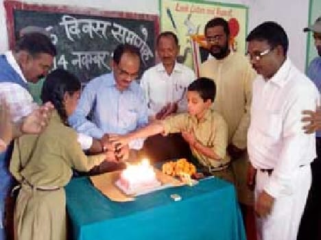 Cake cutting child said , Happy birthday dear uncle