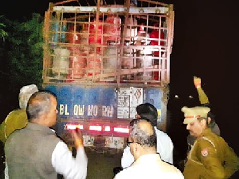 while illegal gas cylender refilling four persons arrested