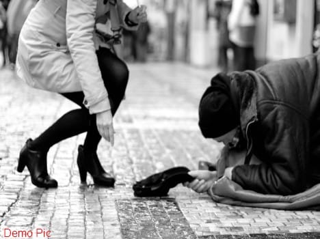 Beggar make robbery to wife of Delhi Police Inspector.