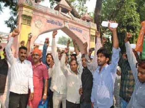 Candidates protests over no dues