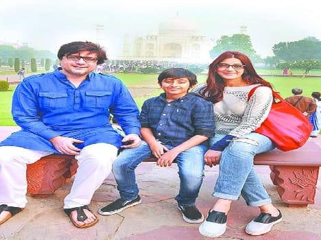sonali bendre watch taj with family