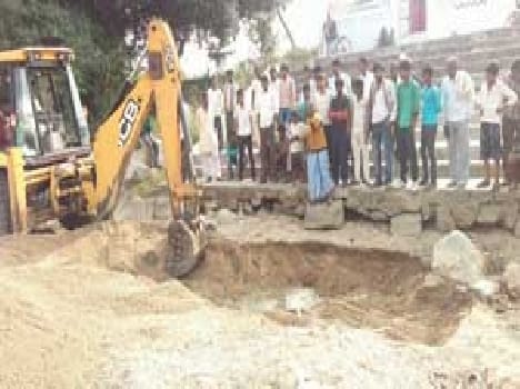 No water in the river , getting JCB excavator