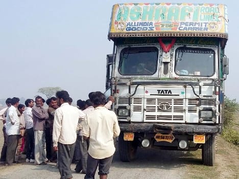 From the side of the truck hit the two friends fell into the canal, in critical condition