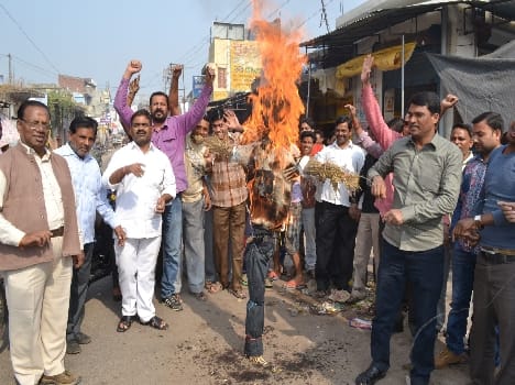 Traders burnt effigies of the Municipality administration, protesting
