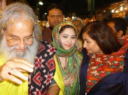 salma agha visits barabanki with daughter