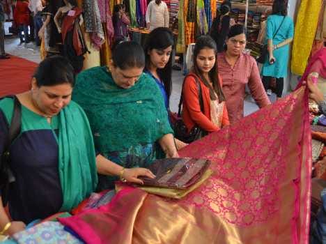 saree special exhibition in kissan bhawan