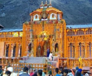 badrinath dham door will close today.