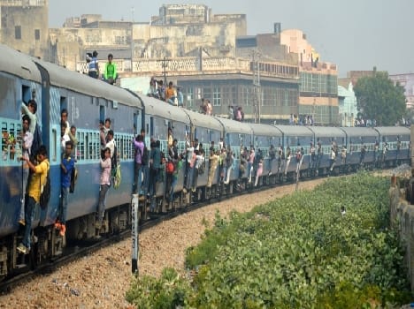 heavy crowd on last day of holyday in mathura