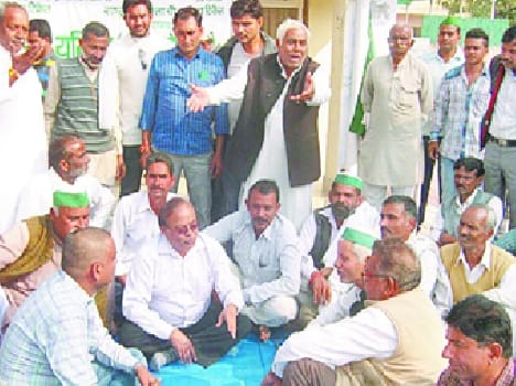 Xen flanked by the BKU, protesting