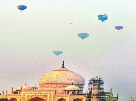 baloon fly above taj
