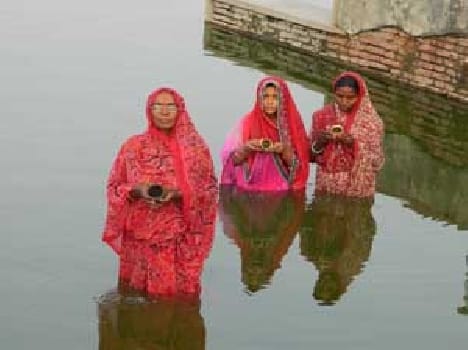 Devotees worshiped in water 
