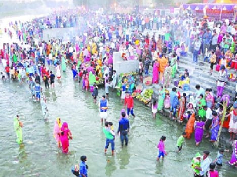 Tributes arghya to setting sun, saharanpur