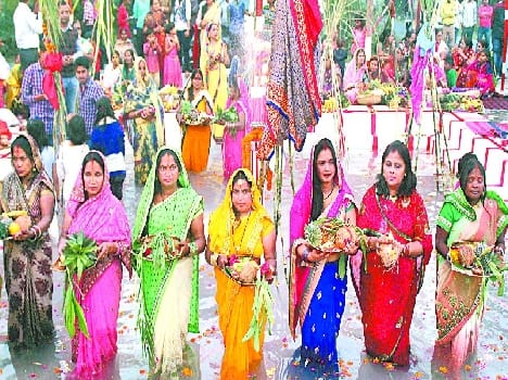 dubte Chhath festival celebrated by giving water to Sun