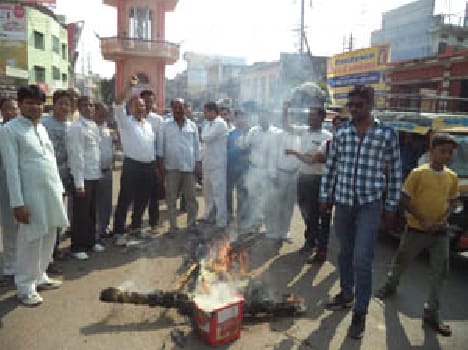 Congress burnt effigies of Union minister