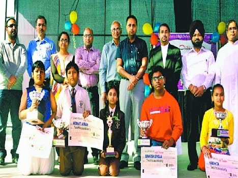 honors of the winner students in the competition 