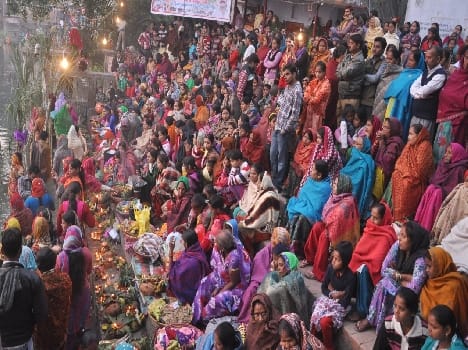 Water to give the rising sun happened veneration chhath