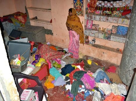 robery in ujhani, one killed