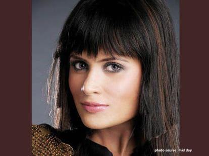 Drunken model abuses, assaults hapless cops in mumbai