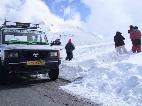 Ban imposed on vehicles to rohtang.